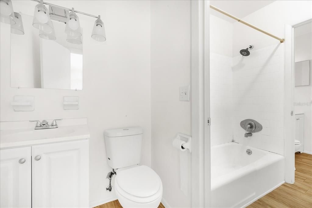For Sale: $125,000 (2 beds, 1 baths, 702 Square Feet)