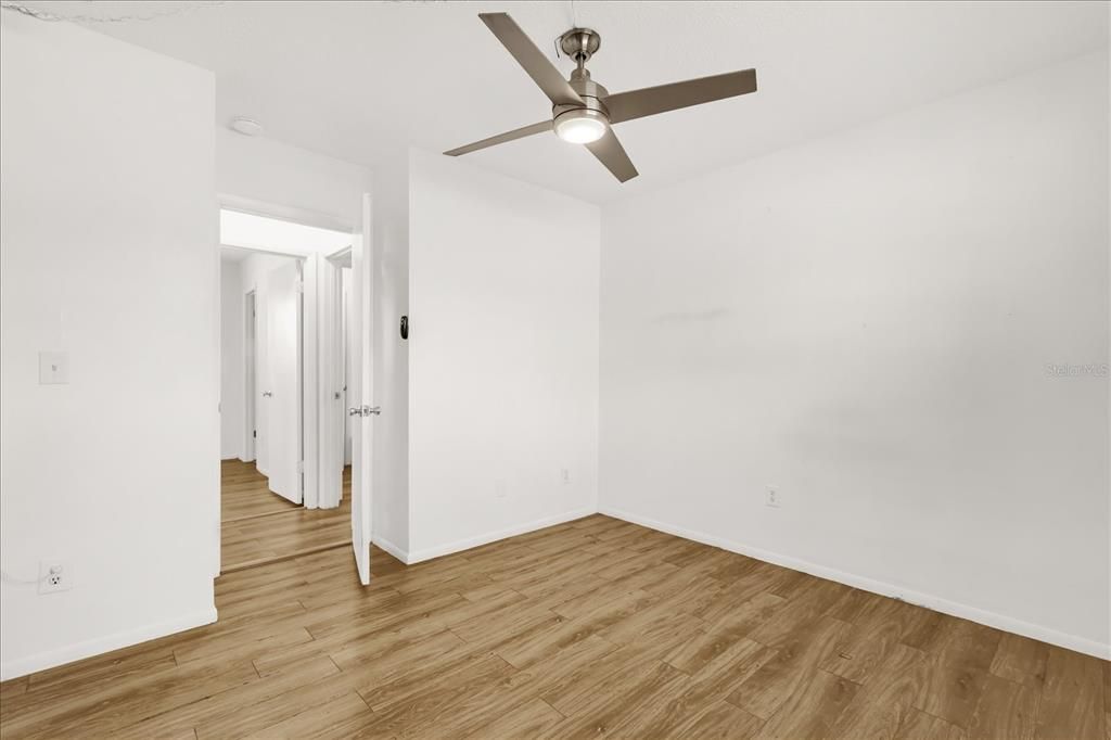 For Sale: $125,000 (2 beds, 1 baths, 702 Square Feet)