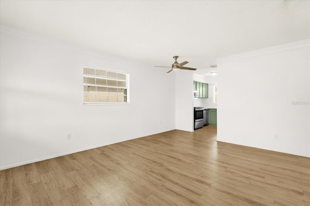 For Sale: $125,000 (2 beds, 1 baths, 702 Square Feet)