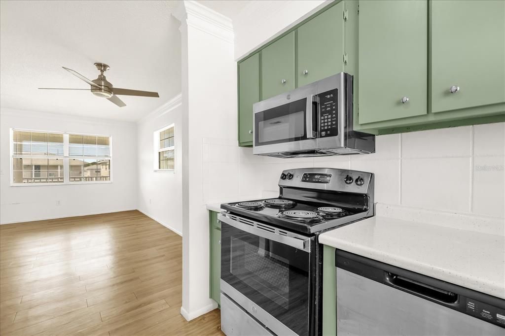 For Sale: $125,000 (2 beds, 1 baths, 702 Square Feet)
