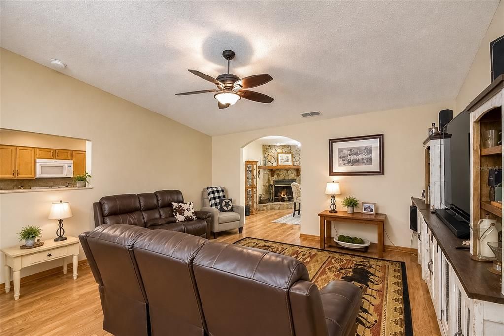 En Venta: $699,900 (3 camas, 2 baños, 2188 Pies cuadrados)