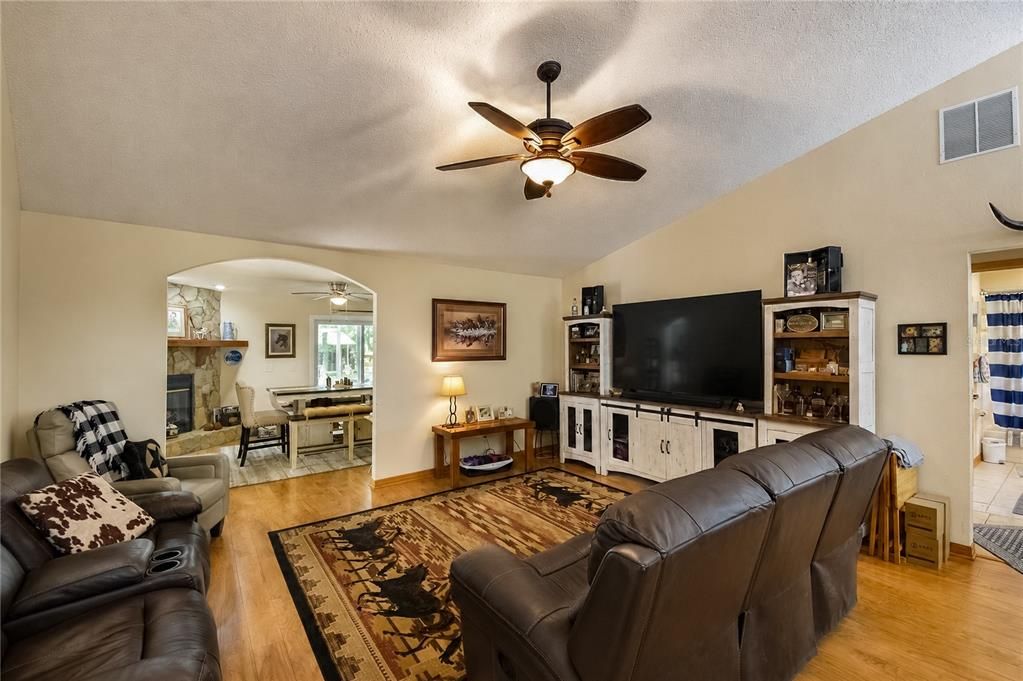 En Venta: $699,900 (3 camas, 2 baños, 2188 Pies cuadrados)