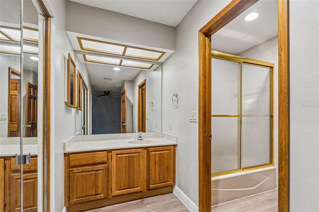 На продажу: $249,900 (2 спален, 2 ванн, 1370 Квадратных фут)