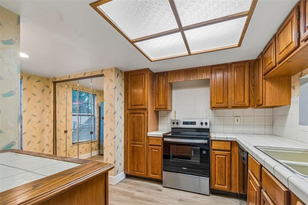 На продажу: $249,900 (2 спален, 2 ванн, 1370 Квадратных фут)