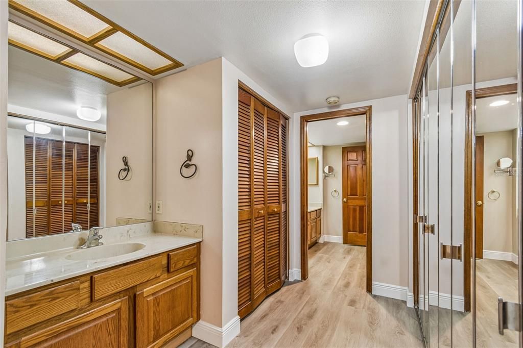 На продажу: $249,900 (2 спален, 2 ванн, 1370 Квадратных фут)
