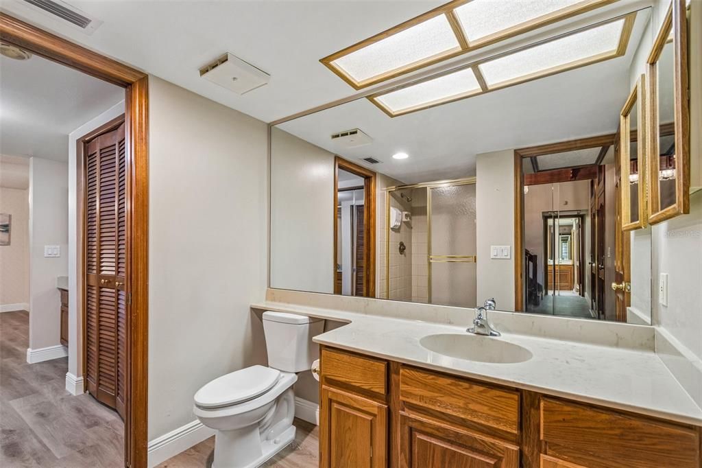 На продажу: $249,900 (2 спален, 2 ванн, 1370 Квадратных фут)