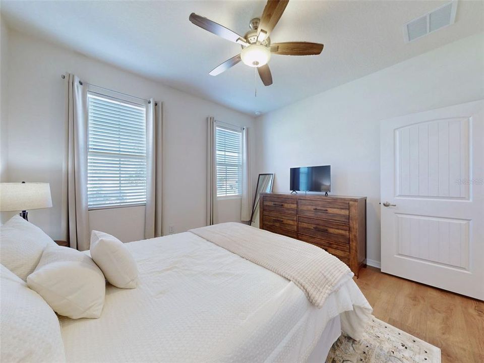 Activo con contrato: $384,900 (3 camas, 2 baños, 1722 Pies cuadrados)