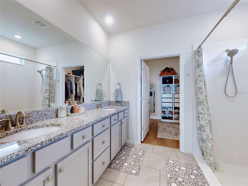 Activo con contrato: $384,900 (3 camas, 2 baños, 1722 Pies cuadrados)