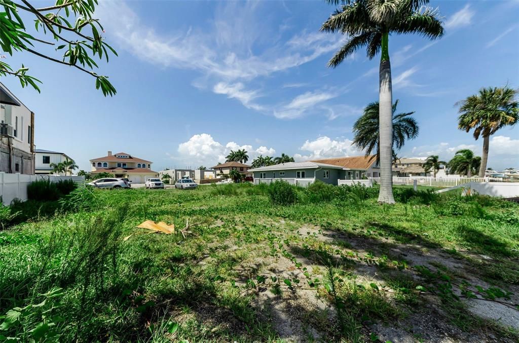 En Venta: $899,000 (0.16 acres)