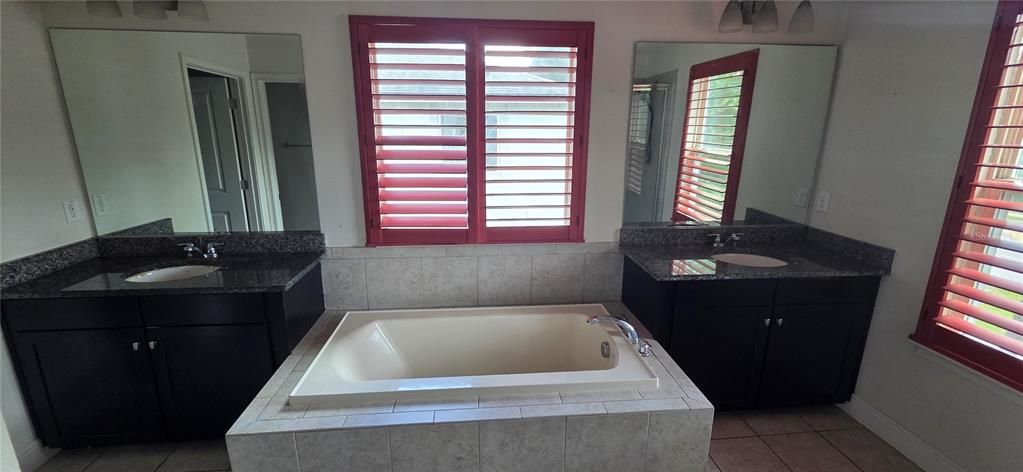 En Venta: $307,500 (4 camas, 3 baños, 2618 Pies cuadrados)