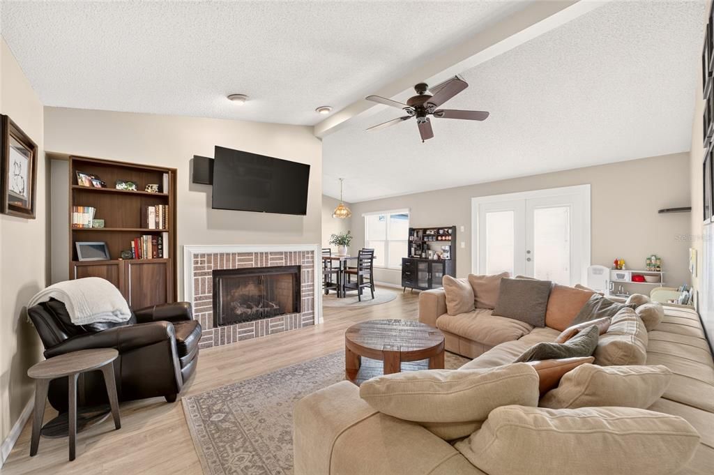 For Sale: $225,000 (2 beds, 2 baths, 1278 Square Feet)