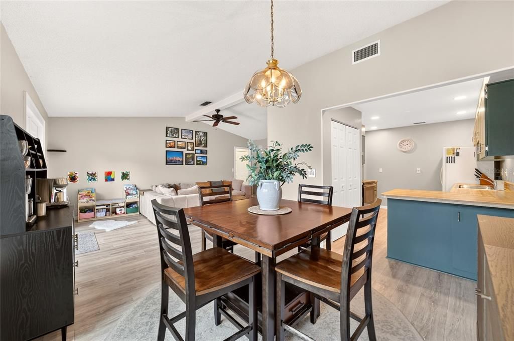 For Sale: $225,000 (2 beds, 2 baths, 1278 Square Feet)