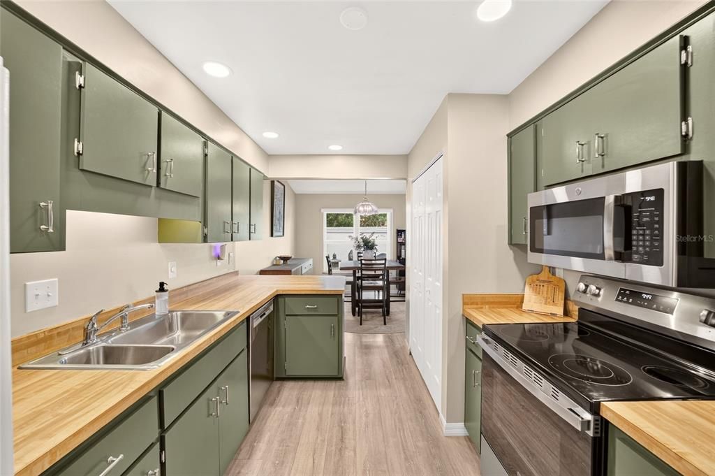 For Sale: $225,000 (2 beds, 2 baths, 1278 Square Feet)