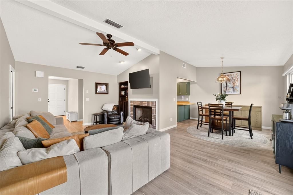 For Sale: $225,000 (2 beds, 2 baths, 1278 Square Feet)