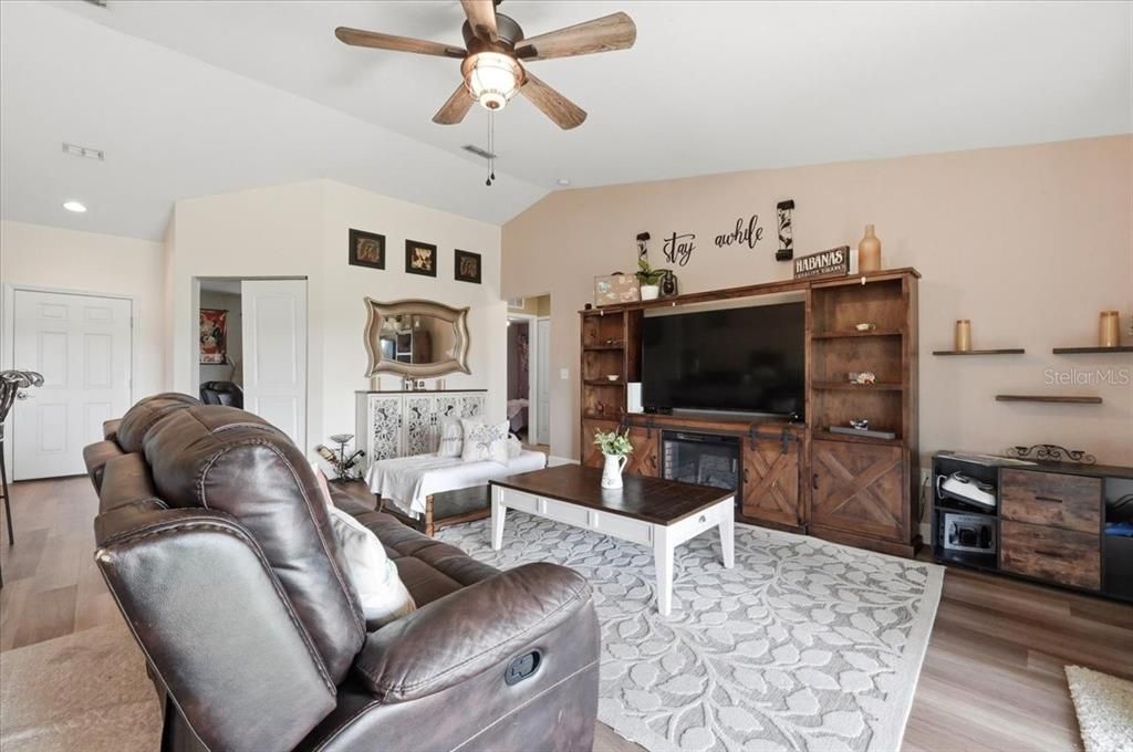 For Sale: $339,995 (3 beds, 2 baths, 1834 Square Feet)