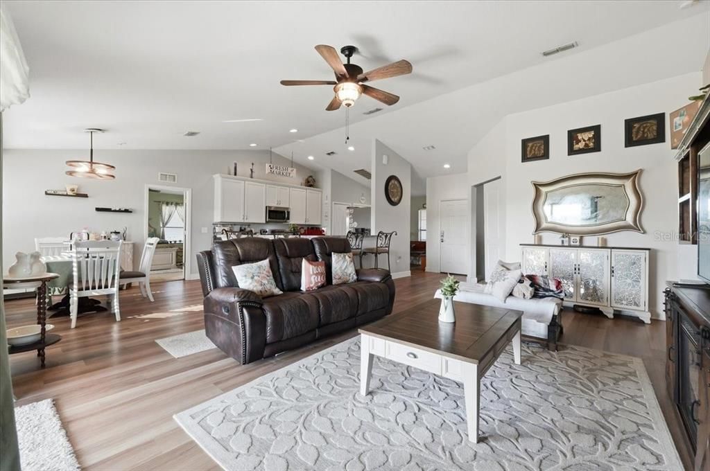 For Sale: $339,995 (3 beds, 2 baths, 1834 Square Feet)