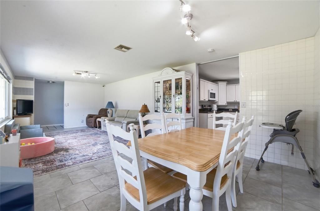На продажу: $325,000 (3 спален, 2 ванн, 1676 Квадратных фут)