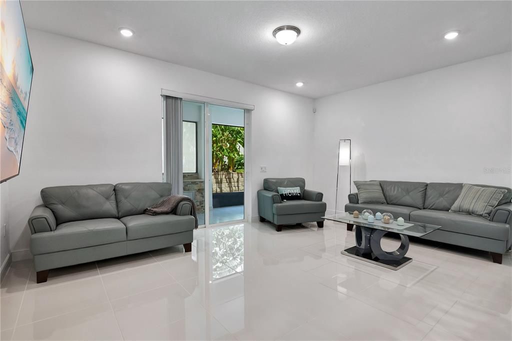 На продажу: $649,990 (6 спален, 4 ванн, 3724 Квадратных фут)
