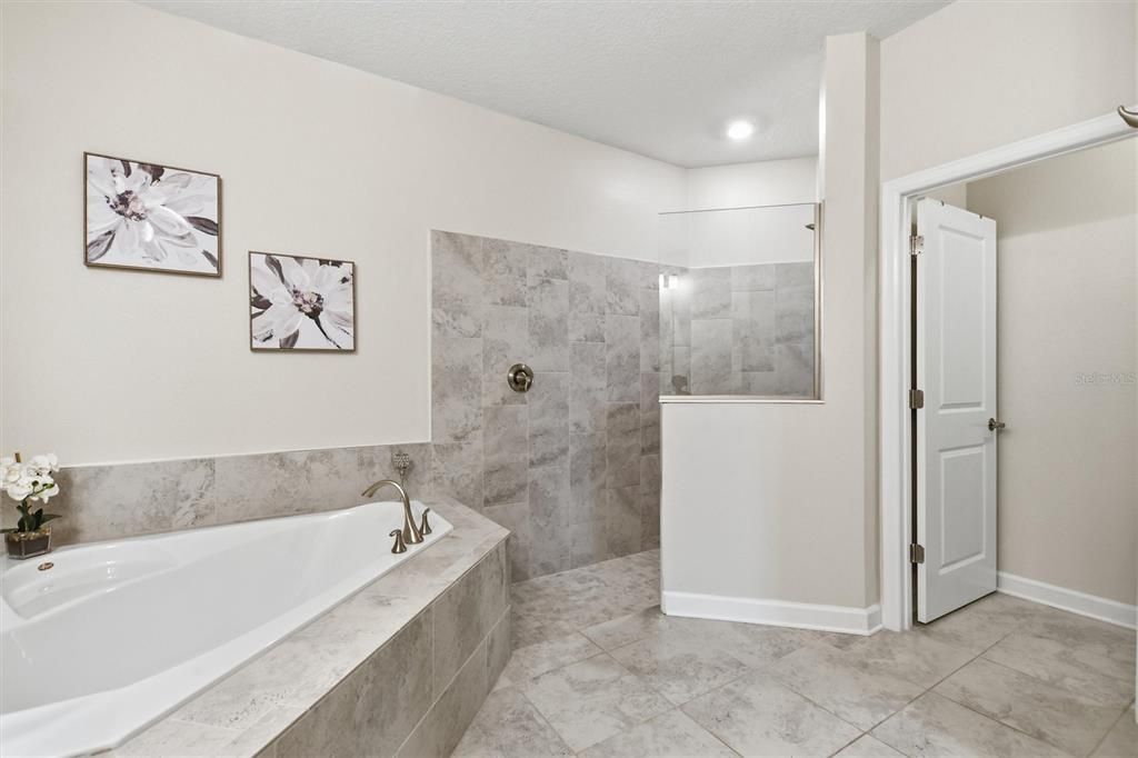 En Venta: $440,000 (4 camas, 2 baños, 2269 Pies cuadrados)