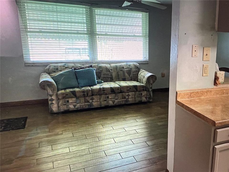 For Rent: $1,800 (3 beds, 2 baths, 1310 Square Feet)