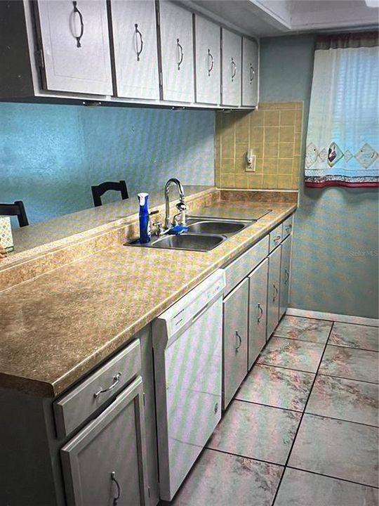 For Rent: $1,800 (3 beds, 2 baths, 1310 Square Feet)