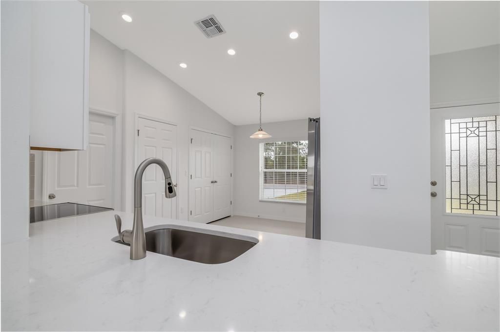 出租: $2,100 (3 贝兹, 2 浴室, 1567 平方英尺)