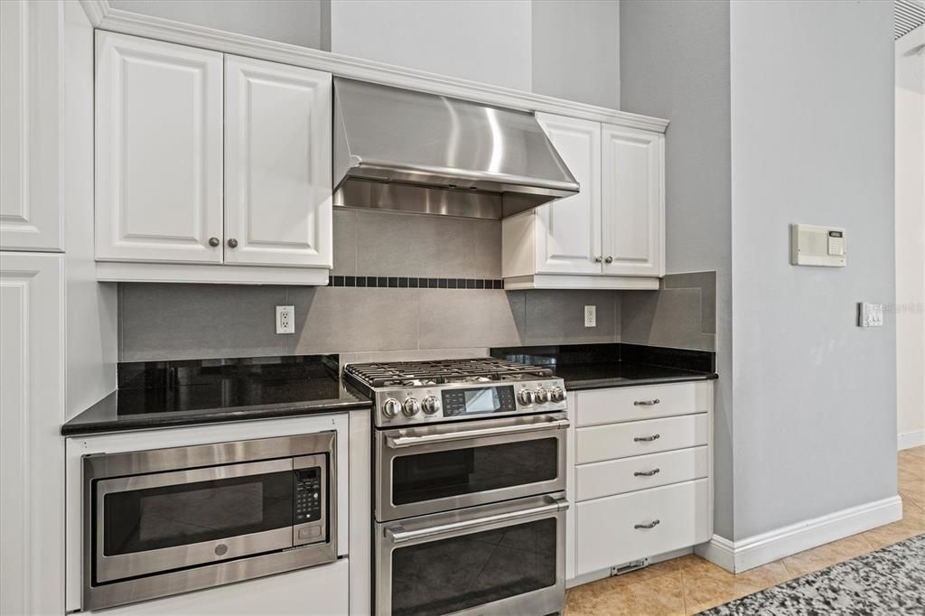 For Sale: $699,900 (4 beds, 3 baths, 2912 Square Feet)