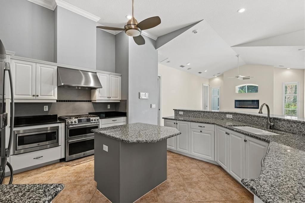 For Sale: $699,900 (4 beds, 3 baths, 2912 Square Feet)