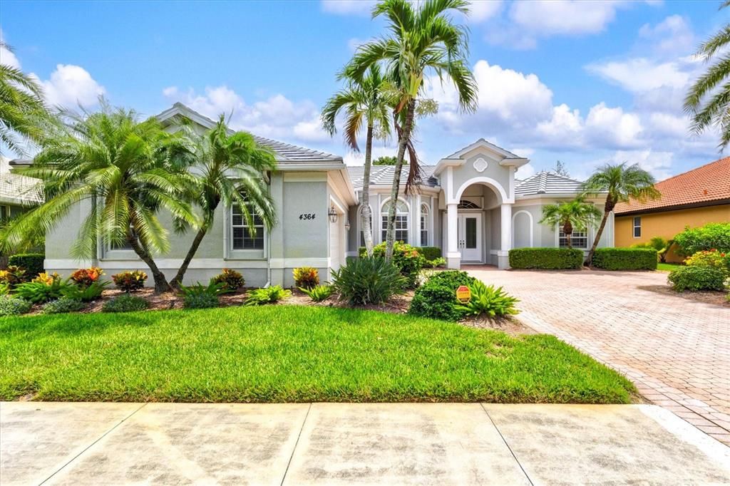 For Sale: $699,900 (4 beds, 3 baths, 2912 Square Feet)