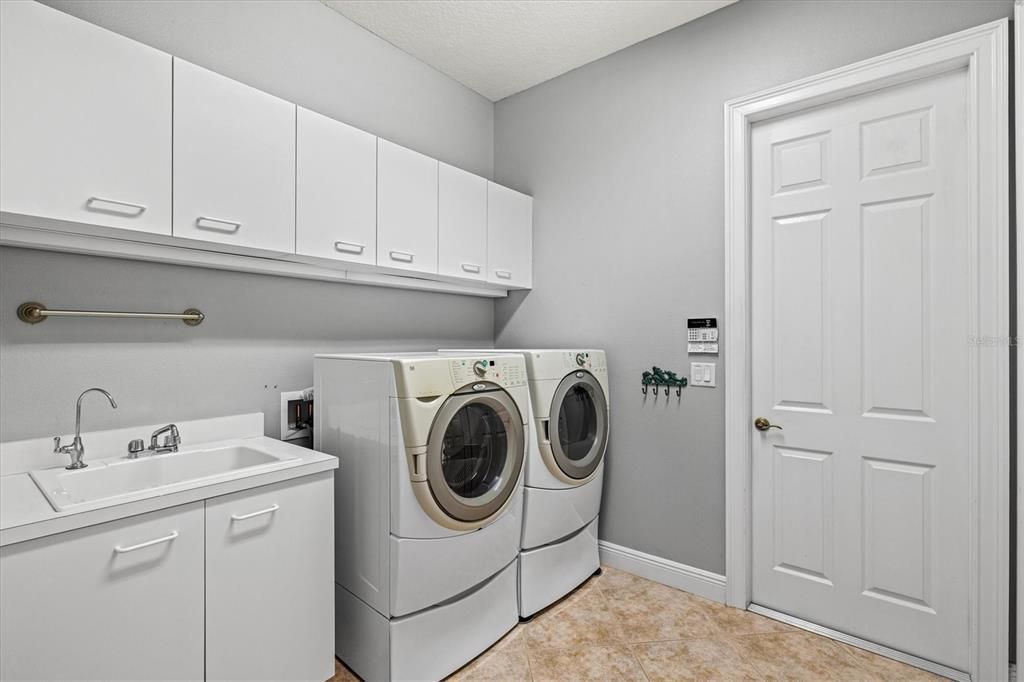 For Sale: $699,900 (4 beds, 3 baths, 2912 Square Feet)