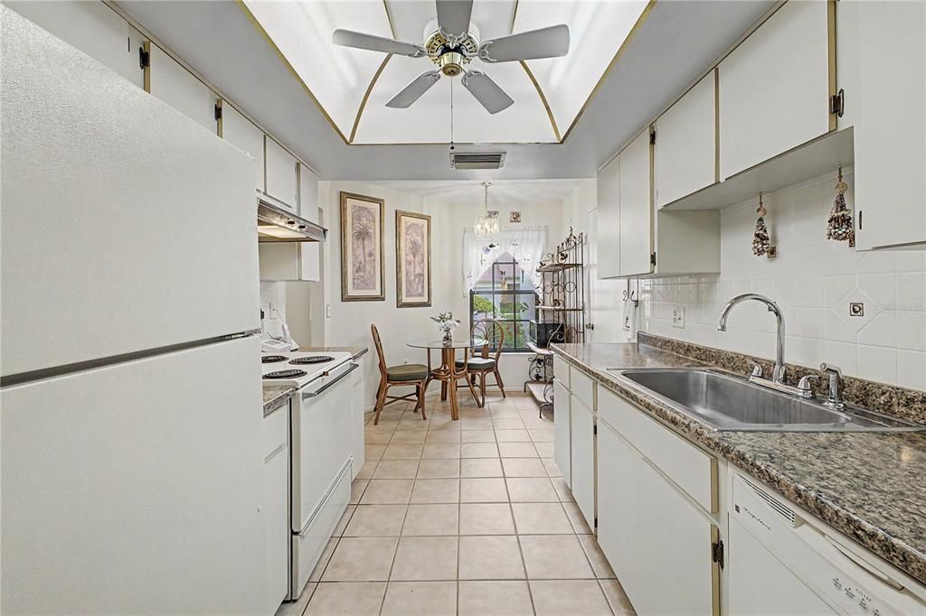 На продажу: $185,000 (2 спален, 2 ванн, 958 Квадратных фут)
