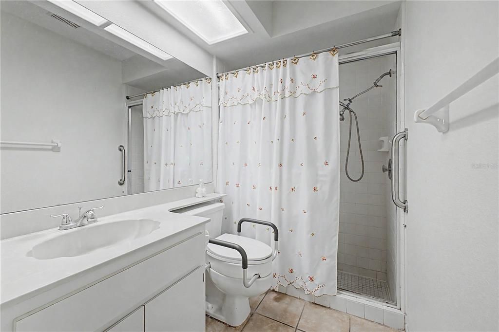 На продажу: $185,000 (2 спален, 2 ванн, 958 Квадратных фут)