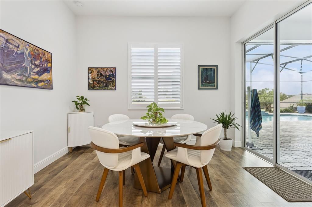 En Venta: $699,450 (4 camas, 3 baños, 2500 Pies cuadrados)