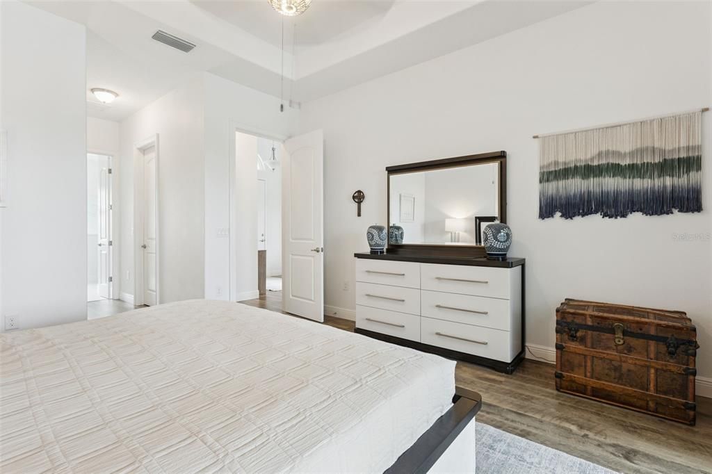 En Venta: $699,450 (4 camas, 3 baños, 2500 Pies cuadrados)