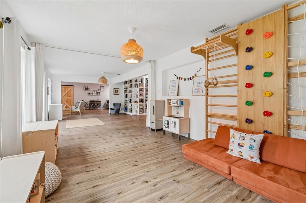 En Venta: $609,000 (4 camas, 2 baños, 3042 Pies cuadrados)