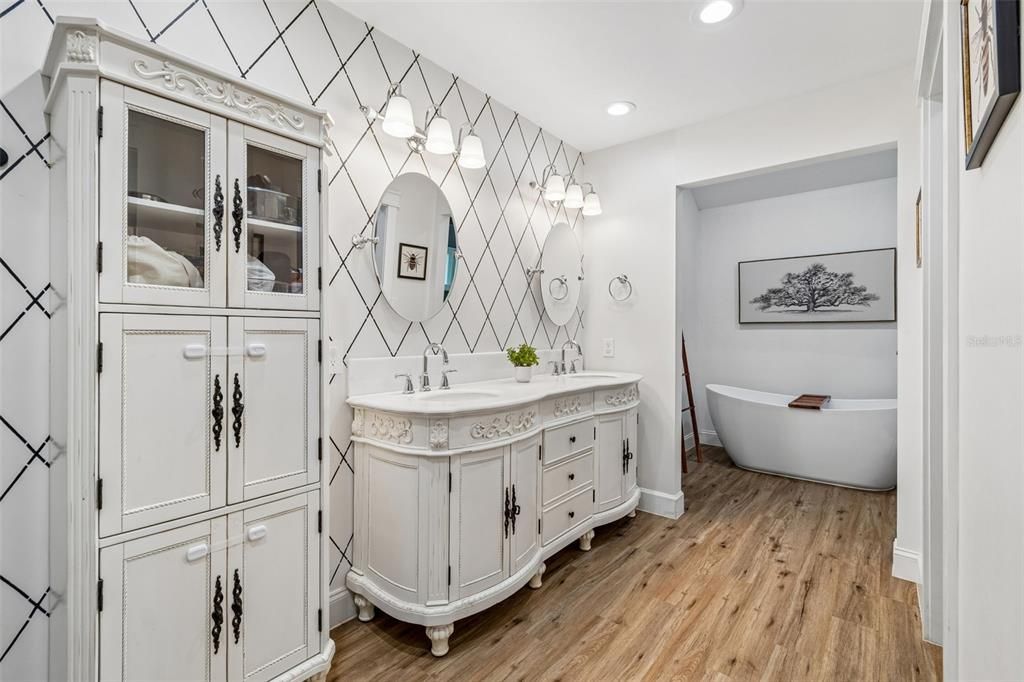 En Venta: $609,000 (4 camas, 2 baños, 3042 Pies cuadrados)