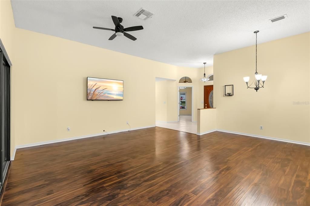 Activo con contrato: $199,900 (3 camas, 2 baños, 1660 Pies cuadrados)