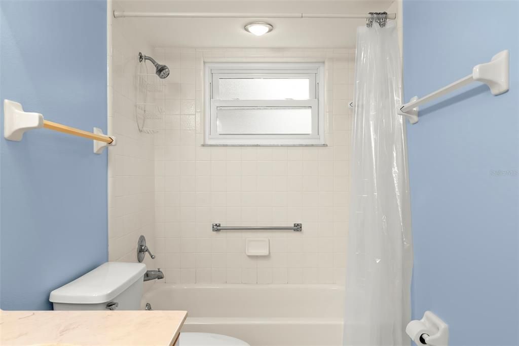 Activo con contrato: $199,900 (3 camas, 2 baños, 1660 Pies cuadrados)