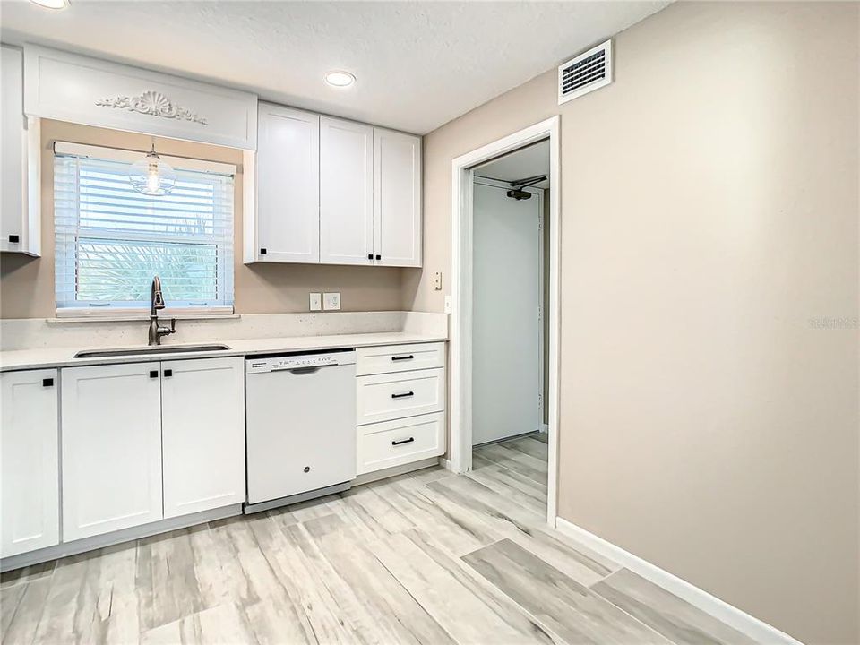 For Rent: $2,150 (2 beds, 2 baths, 1040 Square Feet)