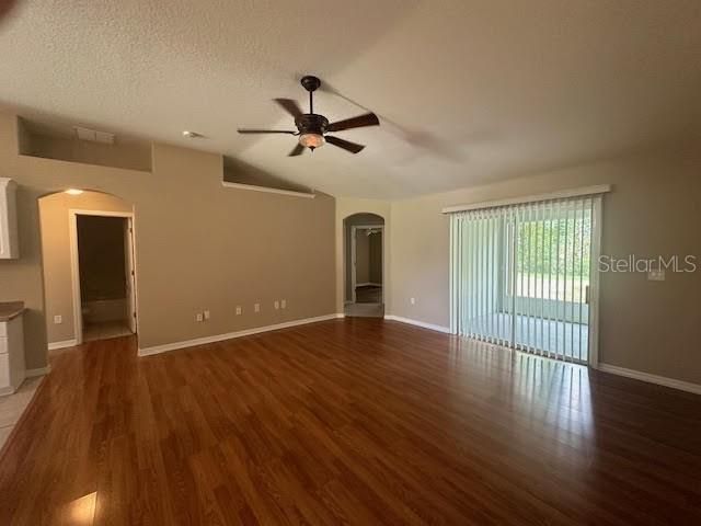В аренду: $1,950 (4 спален, 3 ванн, 2056 Квадратных фут)