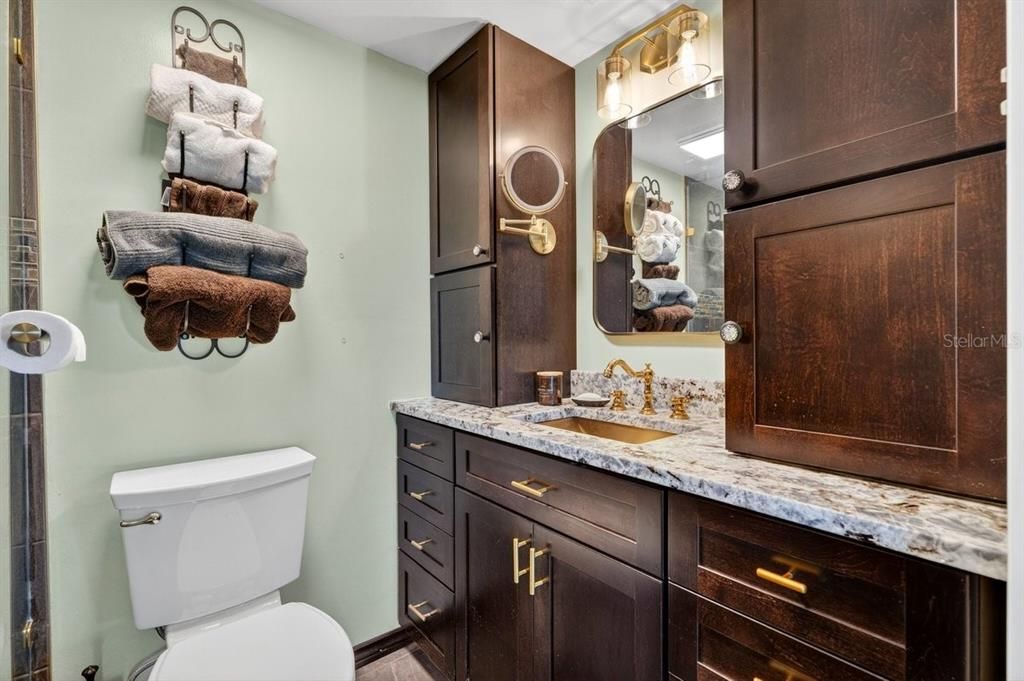 For Sale: $299,900 (2 beds, 2 baths, 1025 Square Feet)