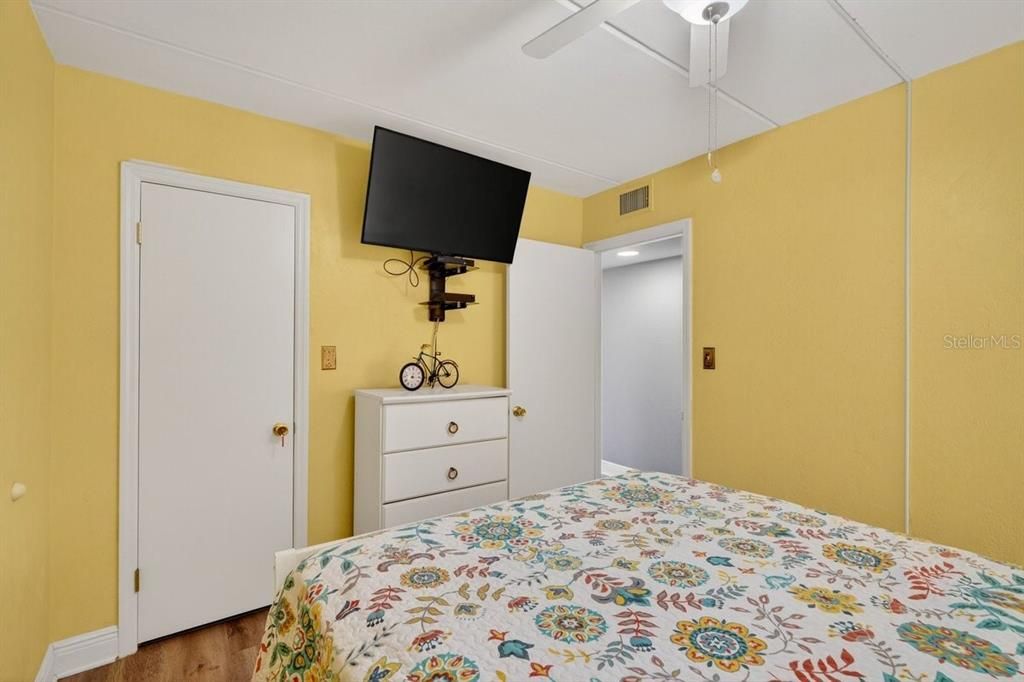 For Sale: $299,900 (2 beds, 2 baths, 1025 Square Feet)