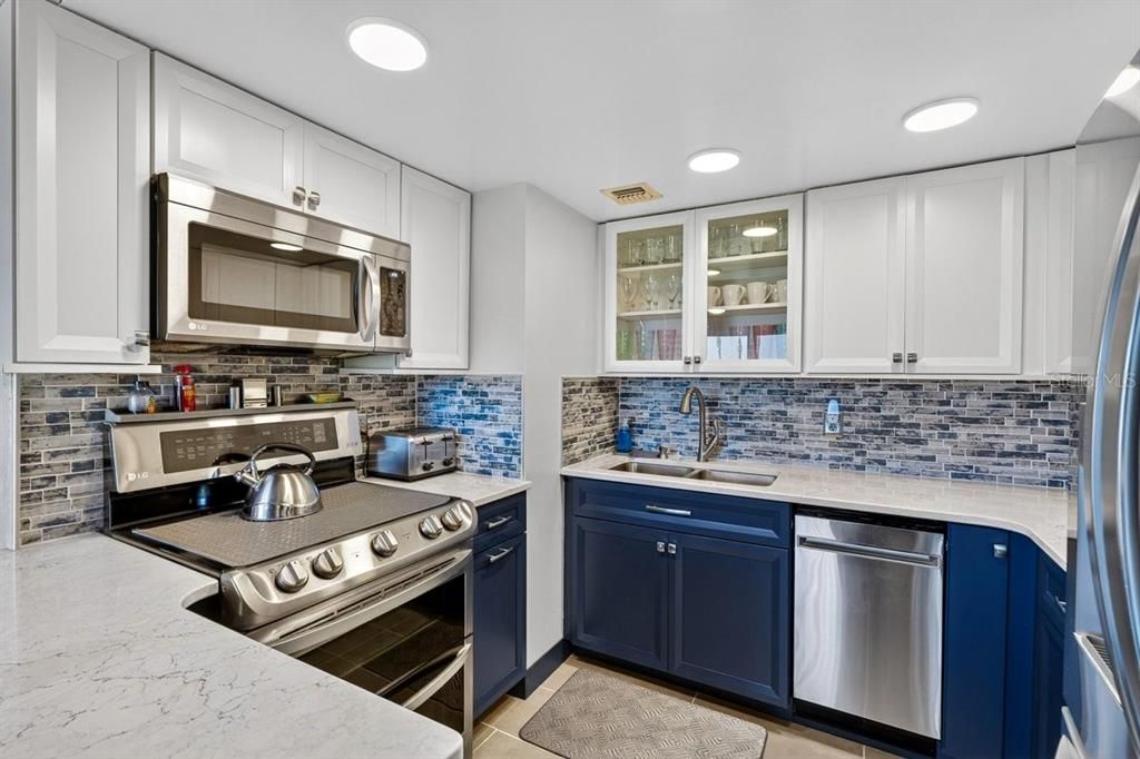 For Sale: $299,900 (2 beds, 2 baths, 1025 Square Feet)