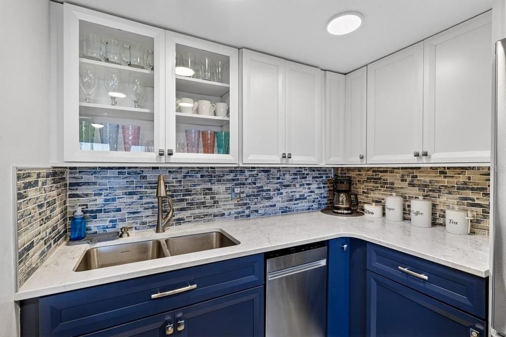 For Sale: $299,900 (2 beds, 2 baths, 1025 Square Feet)