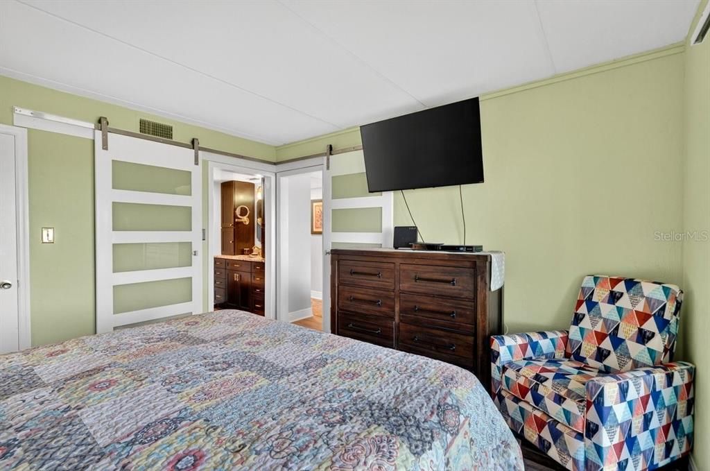 For Sale: $299,900 (2 beds, 2 baths, 1025 Square Feet)