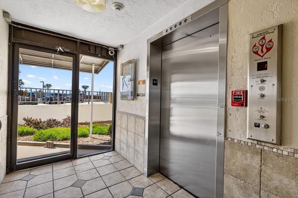 For Sale: $299,900 (2 beds, 2 baths, 1025 Square Feet)