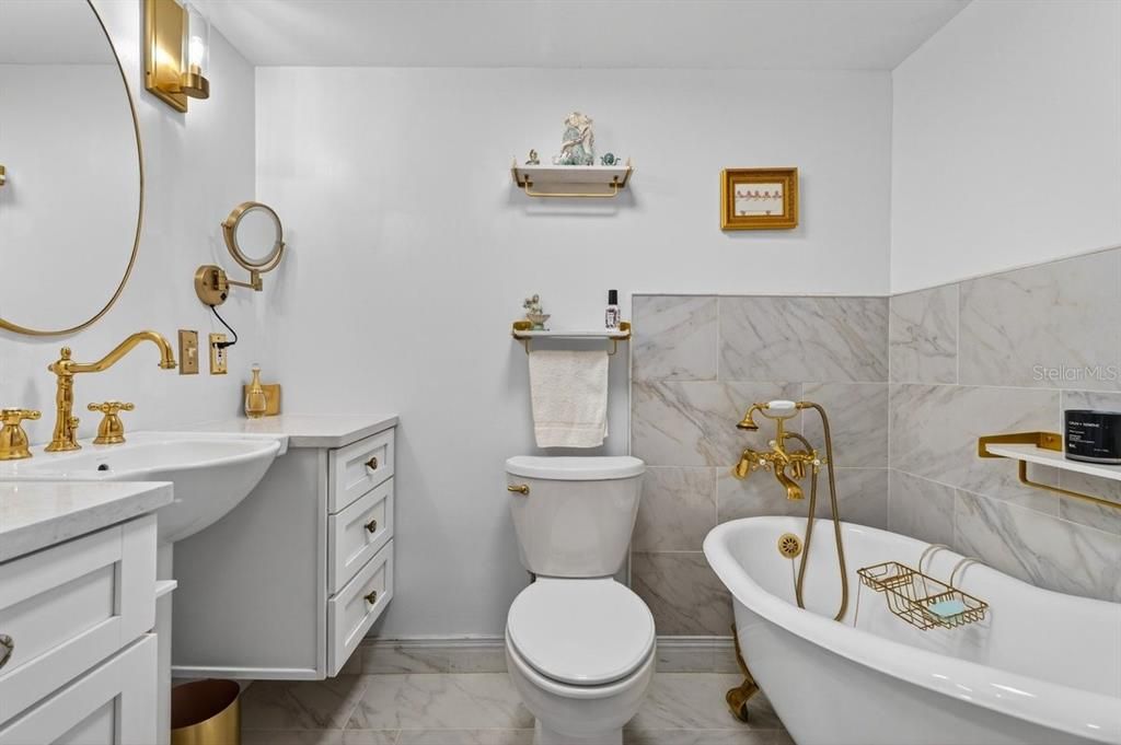For Sale: $299,900 (2 beds, 2 baths, 1025 Square Feet)