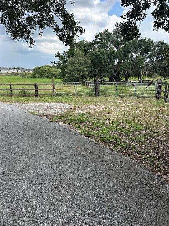 На продажу: $260,000 (5.02 acres)