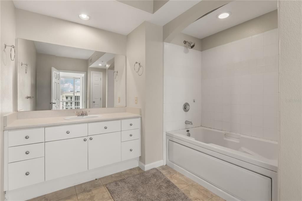 На продажу: $399,900 (2 спален, 2 ванн, 1317 Квадратных фут)