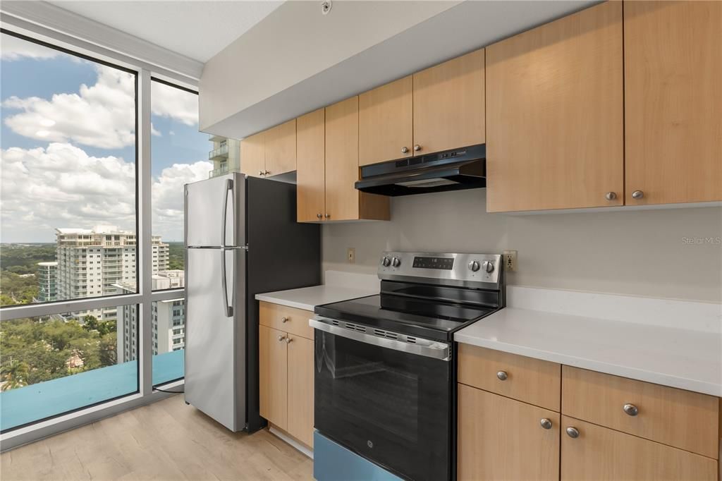 На продажу: $399,900 (2 спален, 2 ванн, 1317 Квадратных фут)